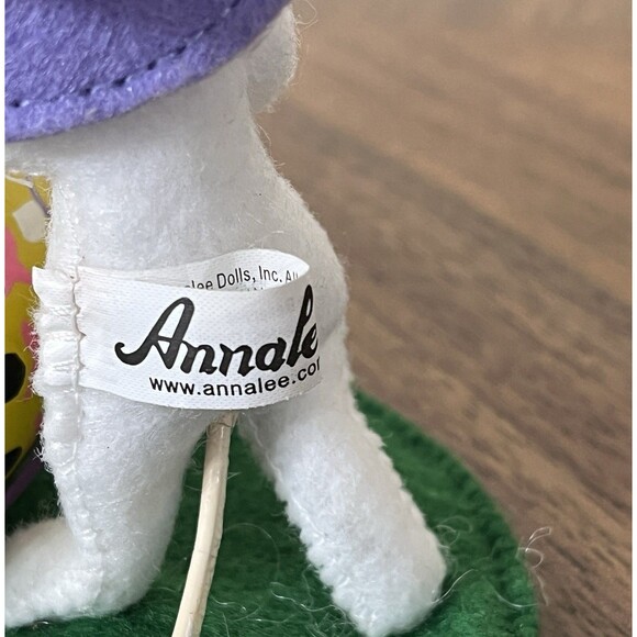 Annalee 6" Small White Mice Carrying Yellow Easter Egg 2009 - Picture 6 of 12